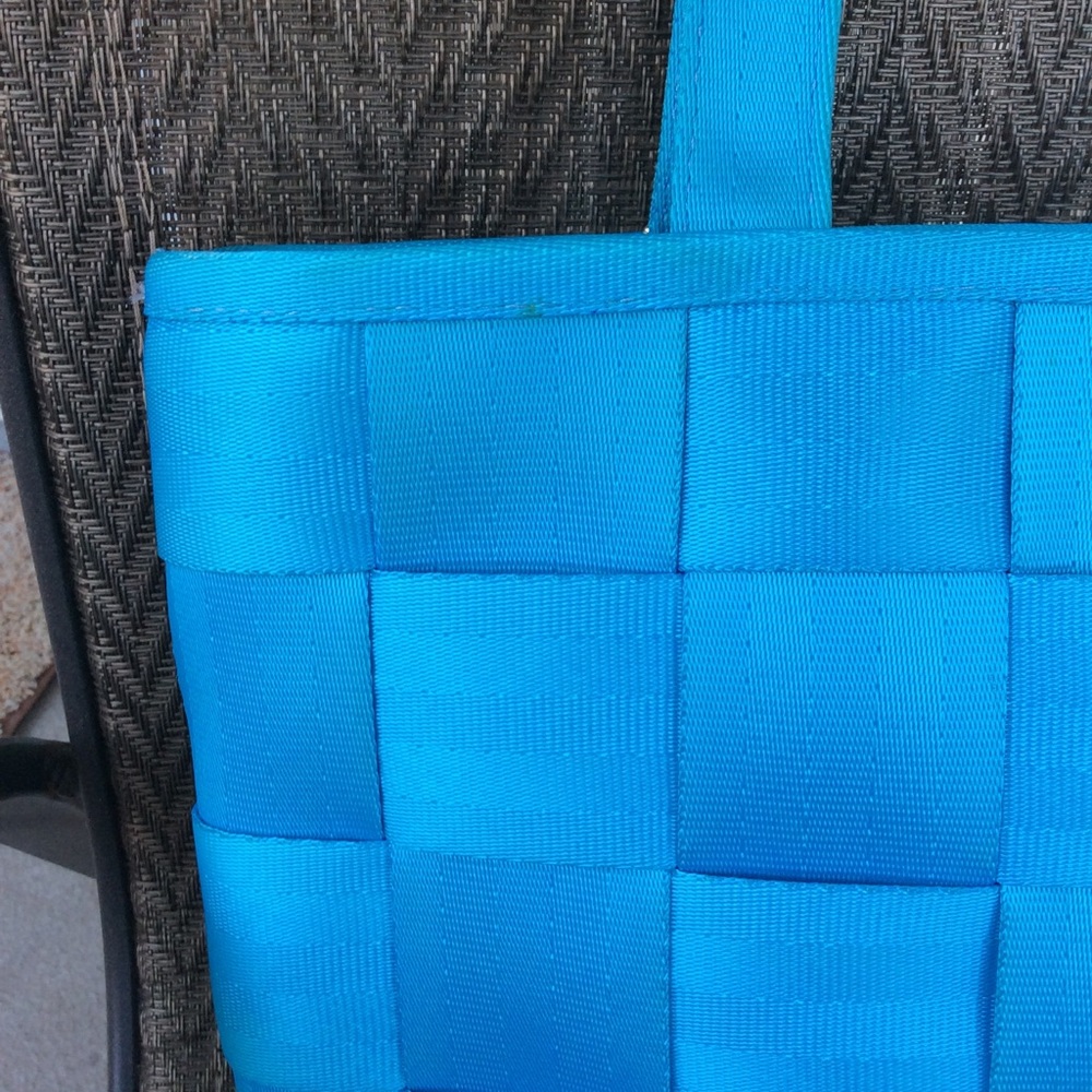 ❌SOLD❌ Harvey’s Blue Seatbelt Shoulder Tote Bag - Picture 5 of 9